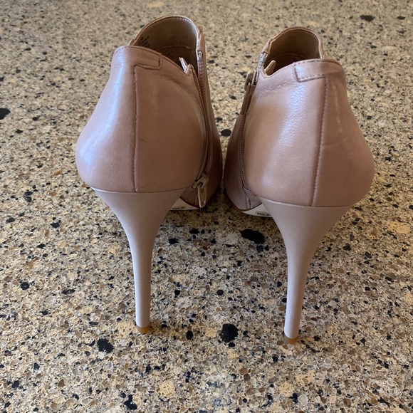 Gianni Bini Cream/Tan Zipper Heels Booties 8.5 - Picture 4 of 9